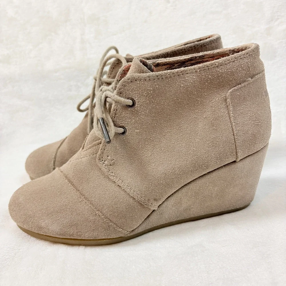 TOMS Taupe Suede Desert Wedge Booties Women Sz 8 Lace Up‎ Ankle Boots Round Toe